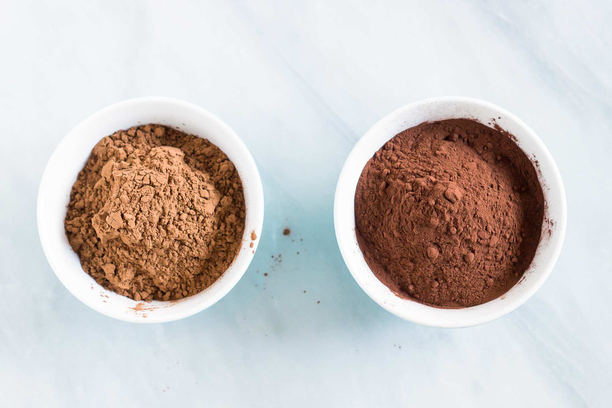 неалкализированный (слева) и алкализированный (справа) какао-порошки